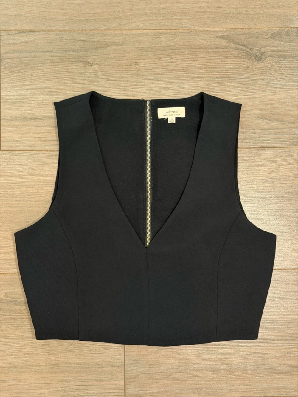 Aritzia Wilfred Black Dauphine V-Neck Sleeveless Crop Top